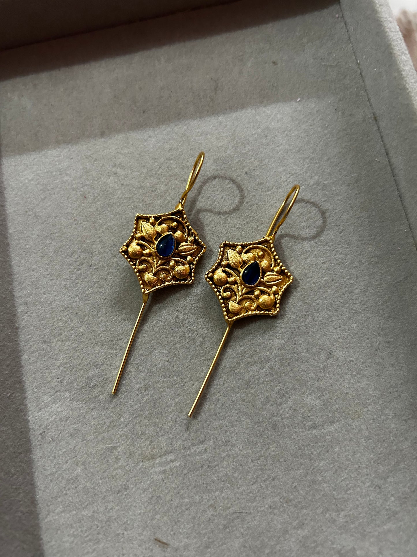 Gold motif Ear cuff