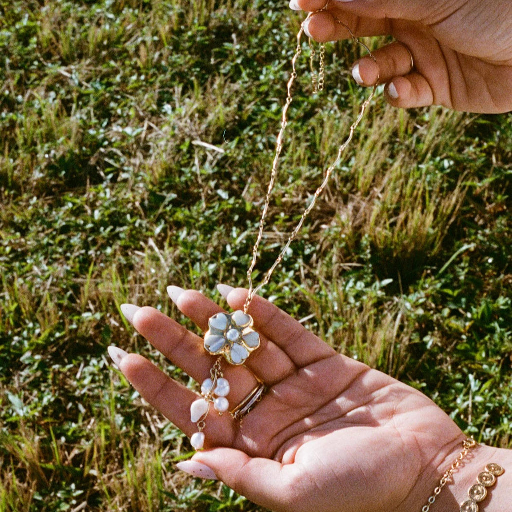 Pretty Gorgeous Stuff Freshwater Pearl Flower Pendant Clavicle Necklace close-up pearl flower pendant