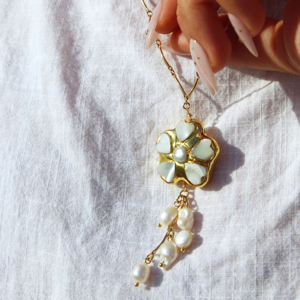 Pretty Gorgeous Stuff Freshwater Pearl Flower Pendant Clavicle Necklace alternate angle