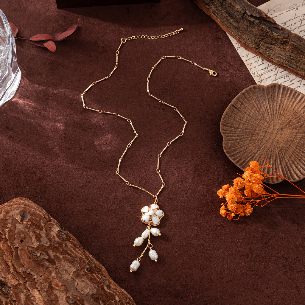 Pretty Gorgeous Stuff Freshwater Pearl Flower Pendant Clavicle Necklace detail chain shot